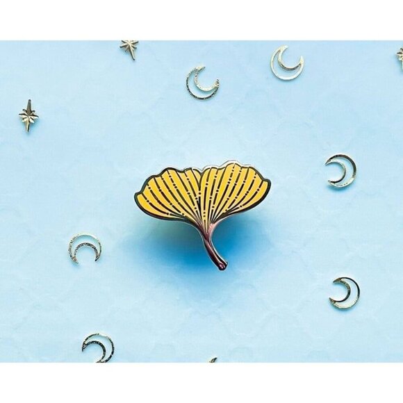 Ginkgo Biloba Leaf Enamel Pin - Gold Plated Nature Jewelry & Brooch - Picture 9 of 9